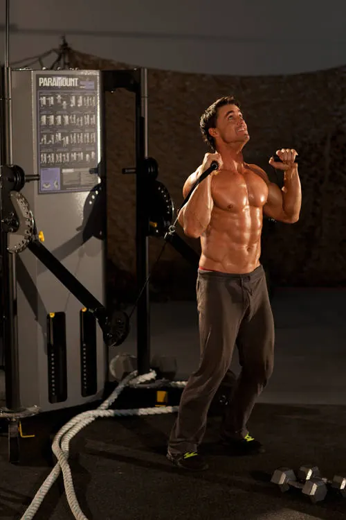 Alternating Cable Shoulder Press: starting position