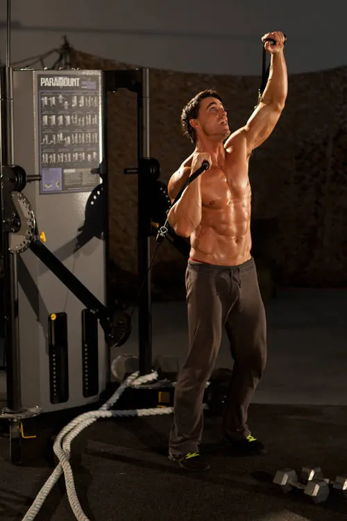 Alternating Cable Shoulder Press: end position