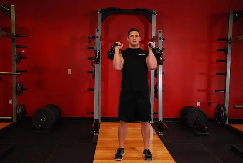 Alternating Kettlebell Press: starting position