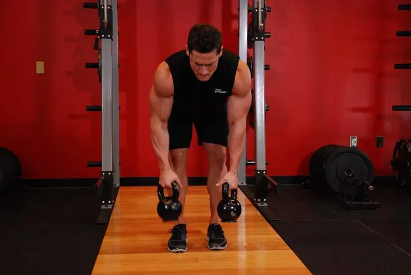 Alternating Kettlebell Row: starting position