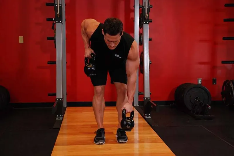 Alternating Kettlebell Row: end position