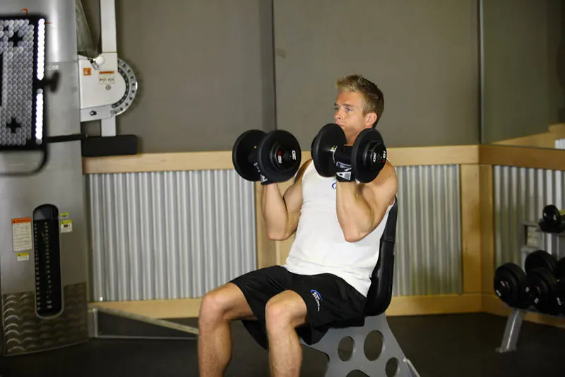 Arnold Dumbbell Press: starting position