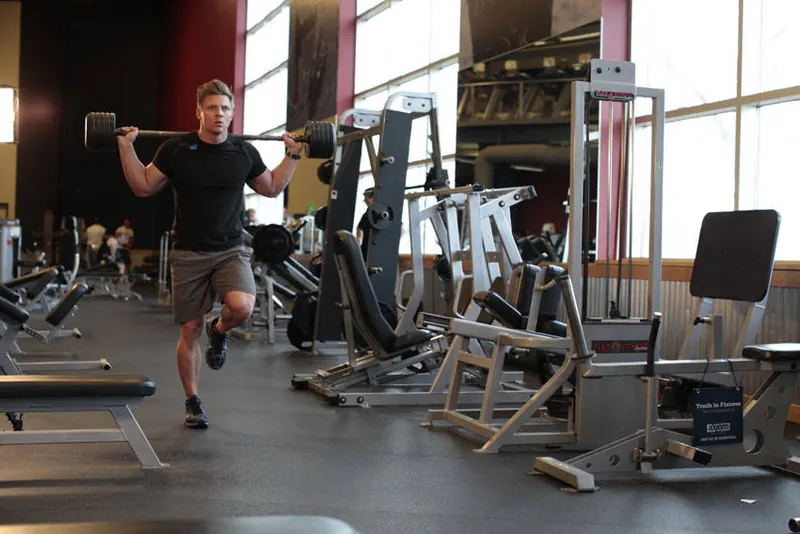 Barbell Walking Lunge: starting position