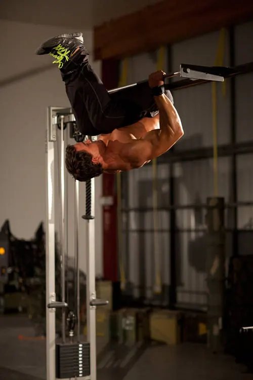 Bodyweight Mid Row: end position