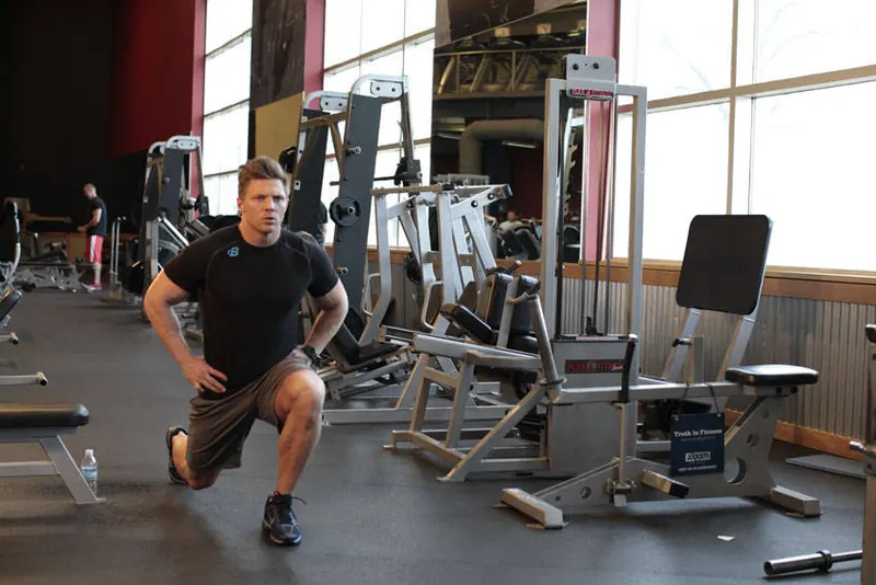 Bodyweight Walking Lunge: end position