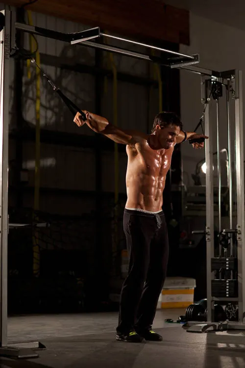 Cable Iron Cross: starting position