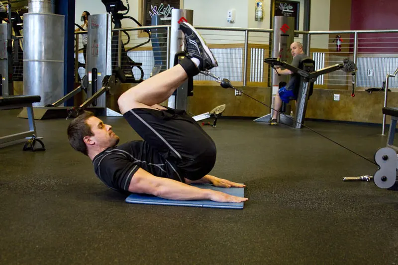 Cable Reverse Crunch: starting position