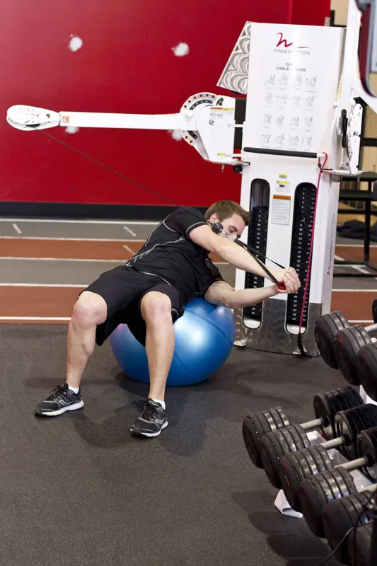 Cable Russian Twists: end position