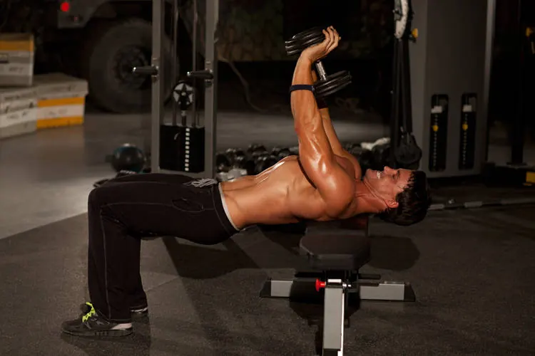 Close-Grip Dumbbell Press: starting position
