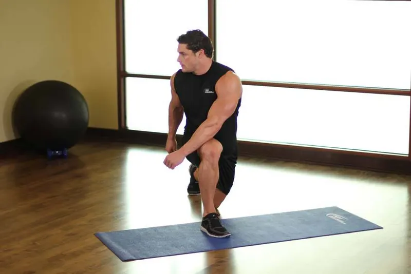 Crossover Reverse Lunge: end position