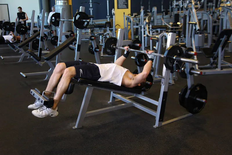 Decline Bench Press: starting position