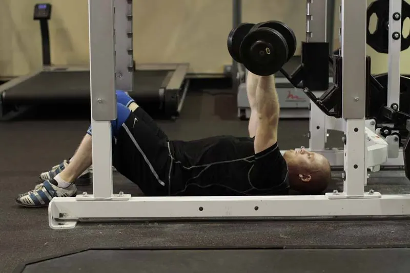 Dumbbell Floor Press: starting position
