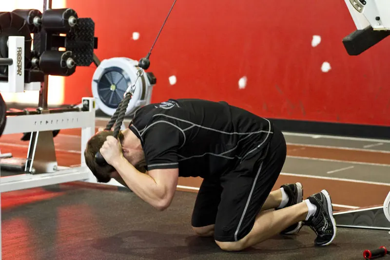 Kneeling Cable Crunch With Alternating Oblique Twists: end position