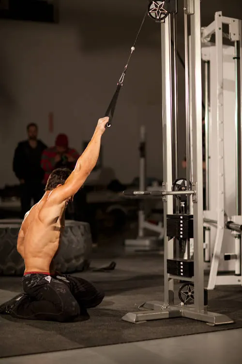 Kneeling Single-Arm High Pulley Row: starting position