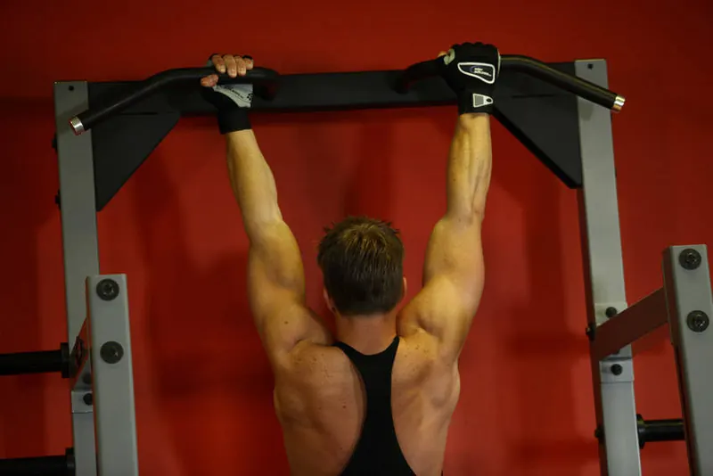 Mixed Grip Chin: starting position