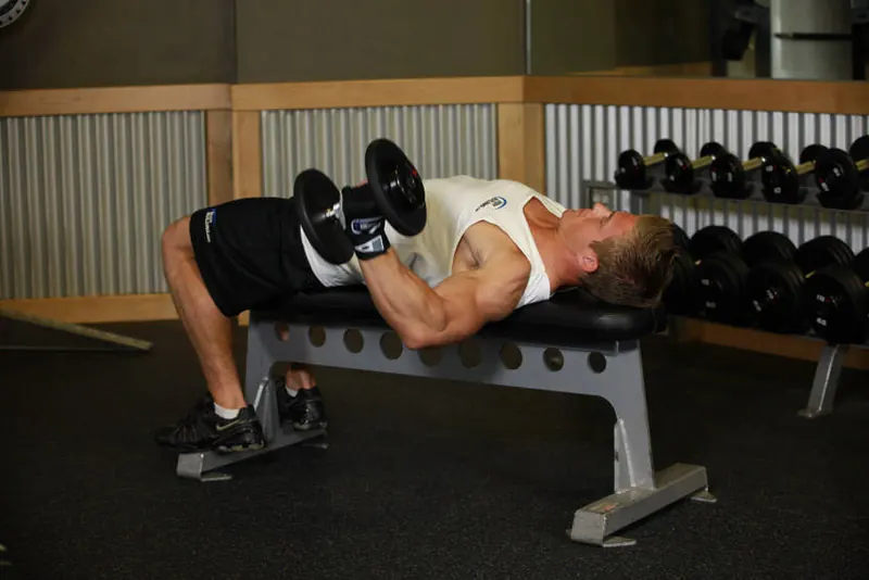 One-Arm Flat Bench Dumbbell Flye: starting position