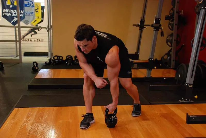 One-Arm Kettlebell Row: starting position