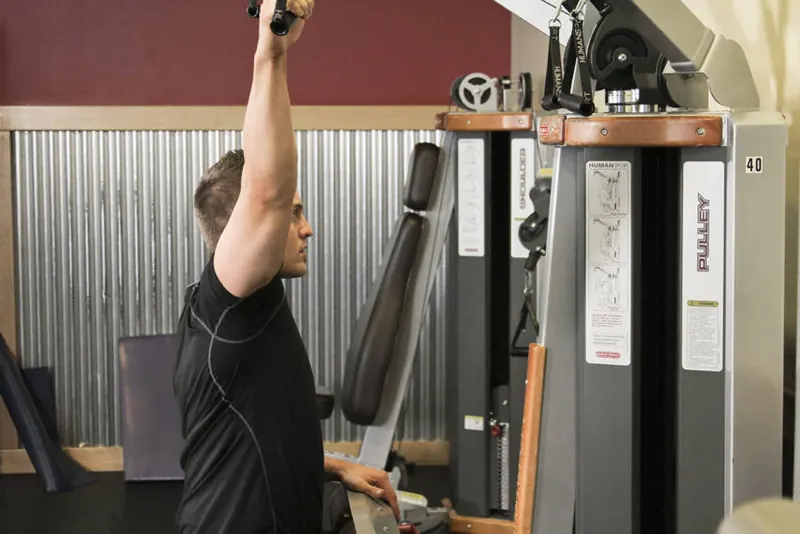 One Arm Lat Pulldown: starting position