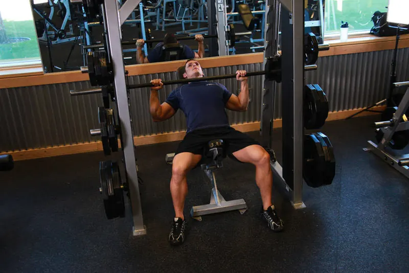 Smith Machine Incline Bench Press: starting position