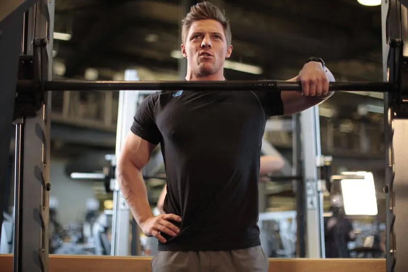 Smith Machine One-Arm Upright Row: end position