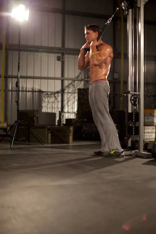 Standing Rope Crunch: starting position