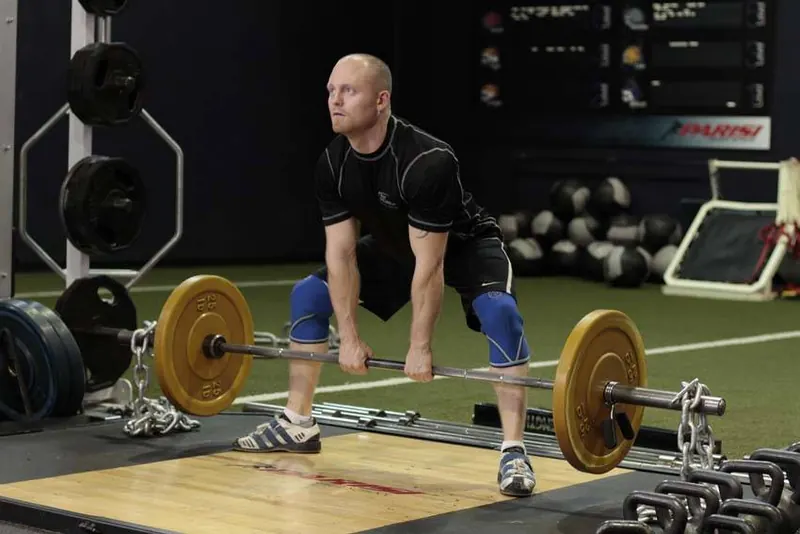 Sumo Deadlift with Chains: starting position