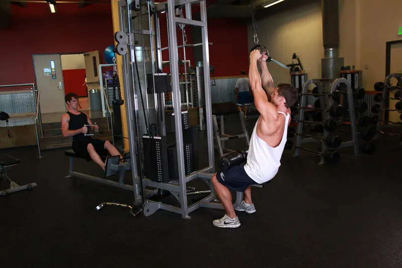 V-Bar Pulldown: end position
