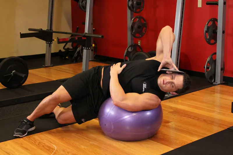 Weighted Ball Side Bend: starting position